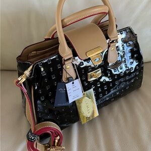 Arcadia NWT Made in ITALY black patent leather with natural/tan. Converts.